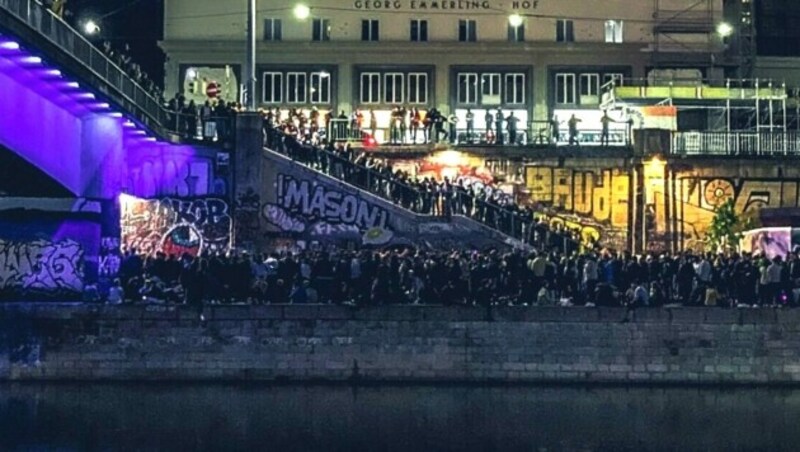 Zahlreiche Menschen feierten nach der Sperrstunde am Donaukanal. (Bild: APA/THE_ACAFAN)