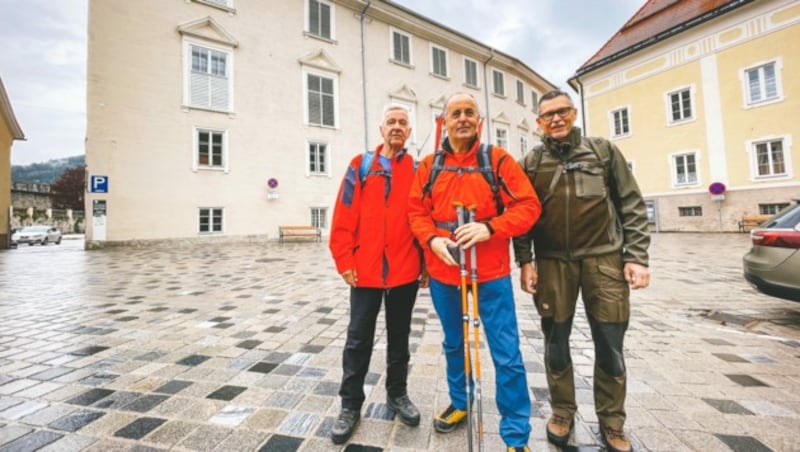 Rekord-Wanderer Oberst a.D. Johann Kratzwald (mitte) mit seinen Kameraden Oberst a.D. Walter Kerschbaumer (li.) und Oberst Franz Pirker (re.). (Bild: Hannes Wallner)