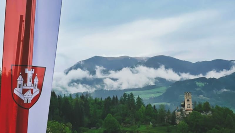 Blick von Friesach in Richtung Scharfes Eck, dem höchsten Berg der Burgenstadt (Bild: Hannes Wallner)