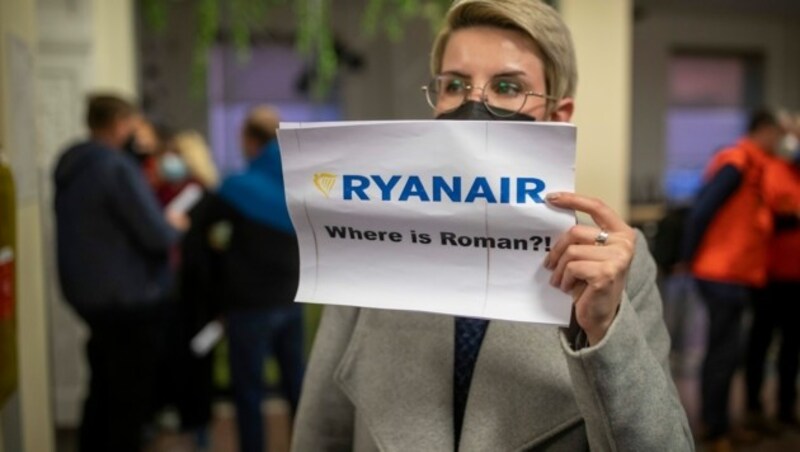 „Wo ist Roman Protassewitsch“, fragt diese Frau in der Ankunftshalle am internationalen Flughafen von Vilnius, der Hauptstadt von Litauen. (Bild: AP)