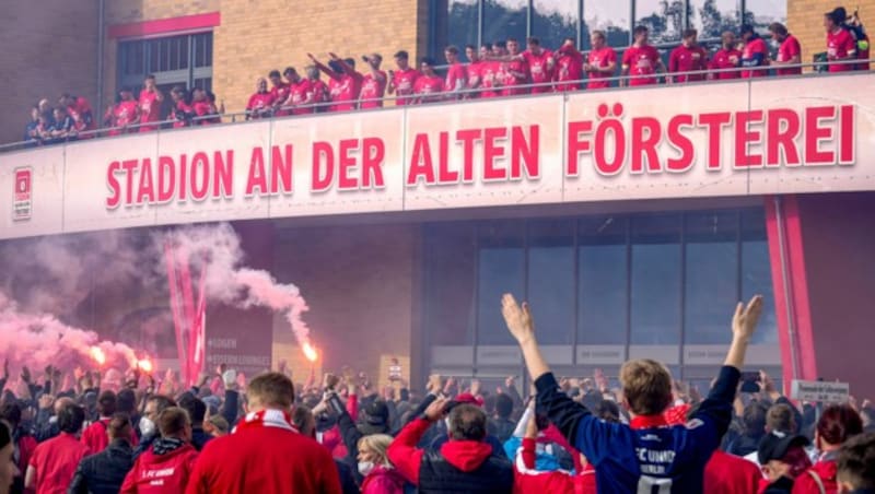 Vom Balkon der „Alten Försterei“ aus feierten die Union-Berlin-Spieler mit ihren Fans. (Bild: AP)