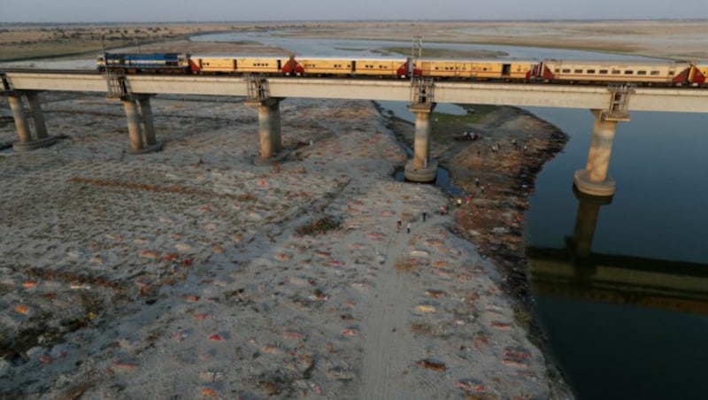 Am Ufer des Ganges wurden zahlreiche - mutmaßlich an Corona - Verstorbene in flachen Gräbern bestattet. (Bild: AP)