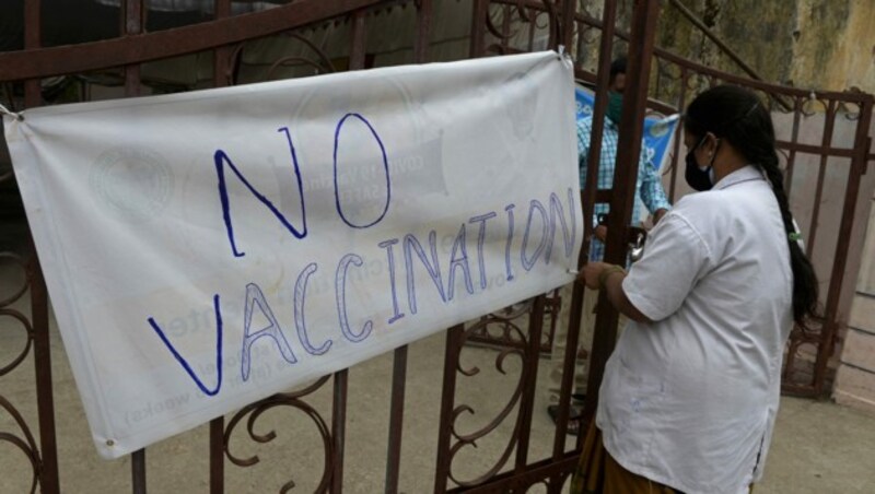 Einem Impfcenter in Hyderabad gingen die Vakzine aus. (Bild: APA/AFP/Noah SEELAM)