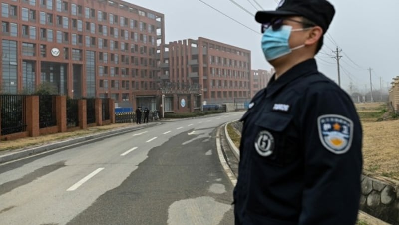 Ein Wachmann vor dem „Wuhan Institute of Virology“, das als möglicher Ursprungsort der Corona-Pandemie nicht ausgeschlossen werden kann. (Bild: AFP)