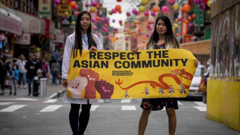 Zwei Medizinerinnen protestierten gegen anti-asiatischen Rassismus in der New Yorker Chinatown. (Bild: AP)