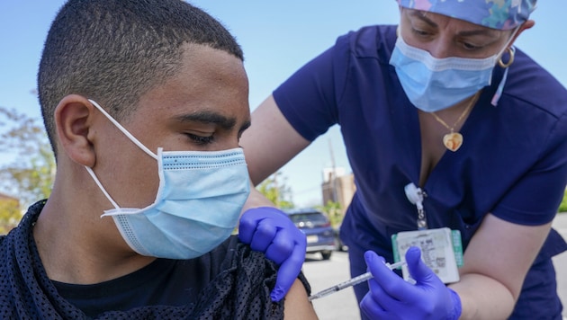 Die USA untersuchen gerade Fälle von Herzmuskelentzündungen bei Jugendlichen nach einer Corona-Impfung. (Bild: AP)