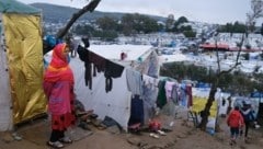 Ungefähr 6000 Menschen leben in dem Camp. 70 Personen müssen sich ein und dieselbe Dixi-Toilette teilen. (Bild: AP/Aggelos Barai)