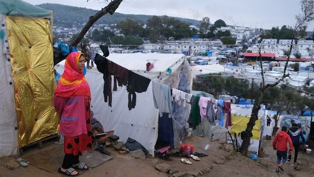 Ungefähr 6000 Menschen leben in dem Camp. 70 Personen müssen sich ein und dieselbe Dixi-Toilette teilen. (Bild: AP/Aggelos Barai)