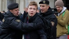 Roman Protassewitsch bei einer Demonstration im Jahr 2017 (Bild: AP)