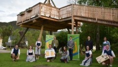 Das Team der Landjugend Göstling mit Gratulanten. (Bild: NÖ Landjugend)