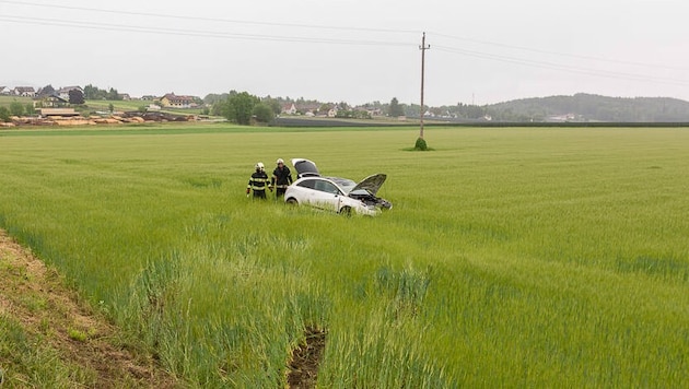 Der Wagen überschlug sich zweimal und kam schließlich auf einem Acker zum Stillstand. (Bild: FF Landscha)