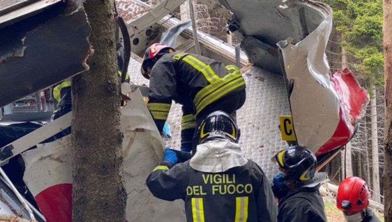 Italienische Feuerwehrleute mit der abgestürzten Seilbahngondel (Bild: APA/AFP/Vigili del Fuoco/Handout)