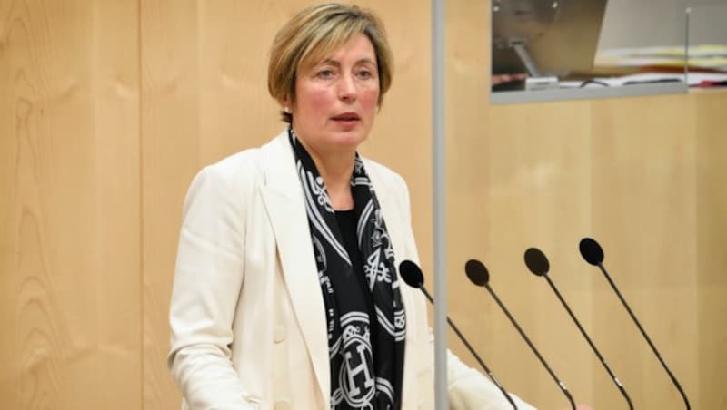 Eine Whistleblowerin wirft der ÖVP-Justizsprecherin Michaela Steinacker vor, ihre Tätigkeit bei einer damaligen Raiffeisen-Tochter sei eine „verdeckte Parteispende“ gewesen. (Bild: Parlamentsdirektion/Johannes Zinner)