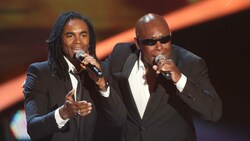 Fab Morvan und John Davis (rechts) von Milli Vanilli bei der ZDF-Sendung „Willkommen bei Carmen Nebel“ im Jahr 2015 (Bild: THÜRINGEN PRESS / Action Press / picturedesk.com)