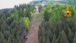 Nur wenige Meter vor der Bergstation am Monte Mottarone riss das Förderseil, die Kabine raste Richtung Tal und stürzte schließlich in das Waldstück ab. (Bild: APA/AFP/Vigili del Fuoco/Handout)