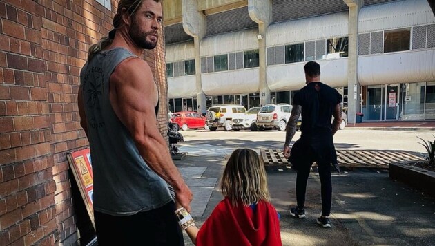 „Thor“-Star Chris Hemsworth mit seinem Sohn, der lieber Superman sein möchte. (Bild: instagram.com/chrishemsworth)