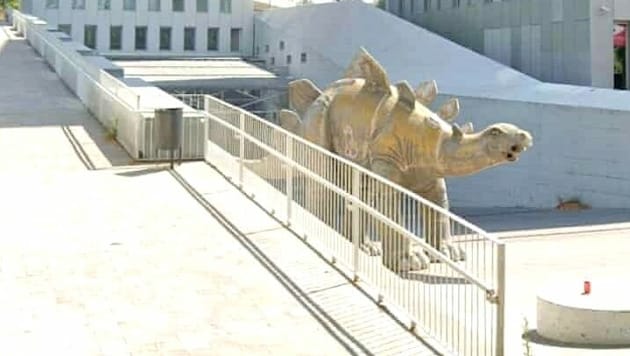Der Tote wurde in einer Stegosaurus-Statue aus Pappmache gefunden. (Bild: Google Maps (Screenshot))