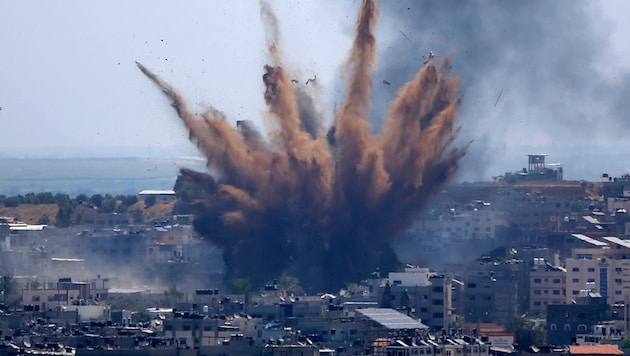 A képen az izraeli fegyveres erők 2021. május 13-i gázai légicsapása látható. (Bild: AP)