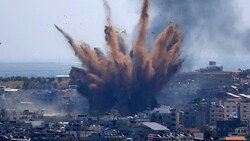Dieses Bild zeigt einen Luftangriff der israelischen Streitkräfte auf Gaza vom 13. Mai 2021. (Bild: AP)