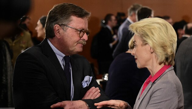Frank Ulrich Montgomery mit Ursula von der Leyen auf einem Archivbild aus dem April 2016 (Bild: AFP/Tobias Schwarz)