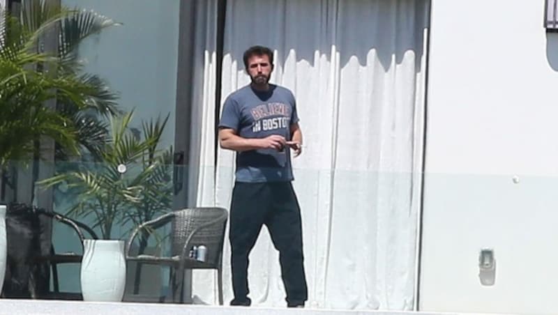 Ben Affleck: Vom Balkon in Miami aus beobachtet er Freundin Jennifer Lopez. (Bild: www.PPS.at)