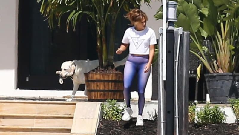 Jennifer Lopez geht mit ihren Hund ihrem Sohn Max entgegen, nachdem sie mit Ben Affleck, der gerade auf dem Balkon eine raucht, im Fitnessstudio war. (Bild: www.PPS.at)