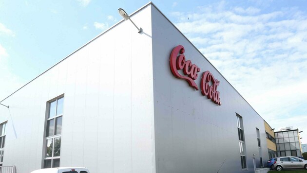 Im Produktionszentrum in Edelstal ist Abfüllung und Logistik von Coca-Cola HBC Österreich gebündelt. (Bild: Reinhard Judt)