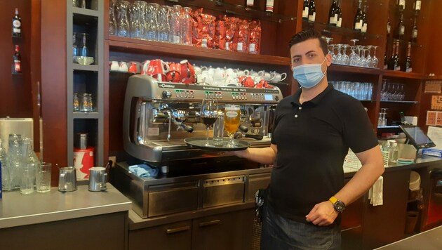 Kellner Isi vom Cafe Jonas am Franz-Jonas-Platz will mit Einhaltung der Vorschriften seine Gäste und das Lokal schützen. (Bild: Viktoria Graf)
