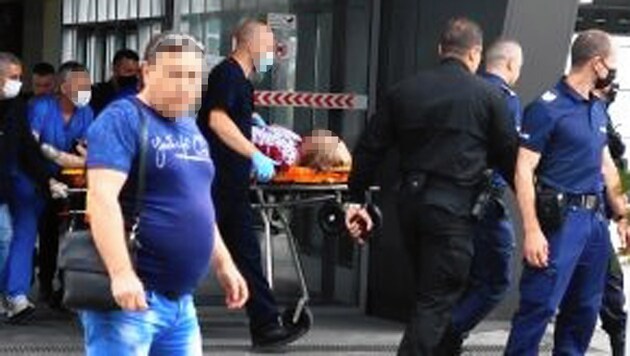 Opfer Pavlova S. schwebte beim Abtransport aus der U-Bahn-Station in Lebensgefahr. Ihr Angreifer war da bereits tot. (Bild: trud.bg)