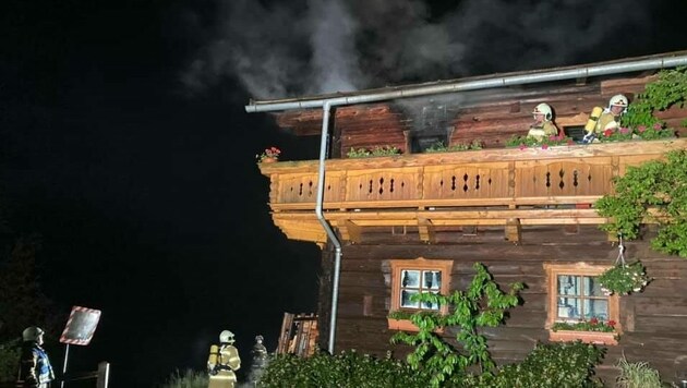 Dieses Bauernhaus fing in der Nacht Feuer. (Bild: Freiwillige Feuerwehr Bischofshofen)