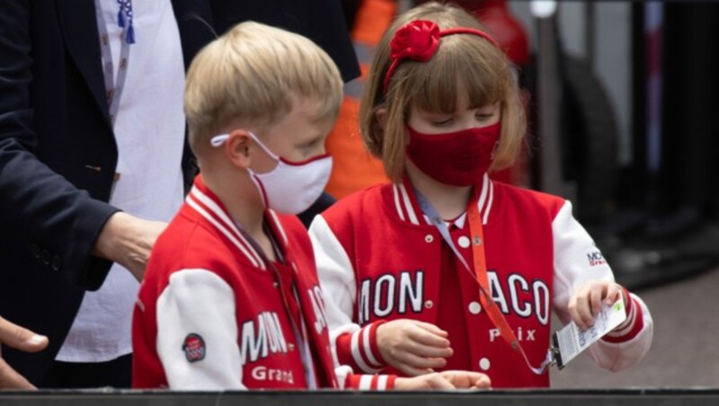 Prinz Jacques und Prinzessin Gabriella haben sich zuletzt in Ferrari-Rot herausgeputzt. Mit ihrem Papa, Fürst Albert von Monaco, besuchen sie 
 jedes Autospektakel. (Bild: www.viennareport.at)