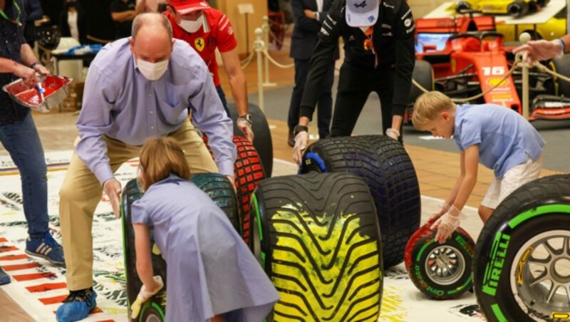 Beim Kunstprojekt von Mark Dickens im Automuseum durften sich die Kinder von Fürst Albert so richtig mit Farbe bekleckern. (Bild: www.viennareport.at)