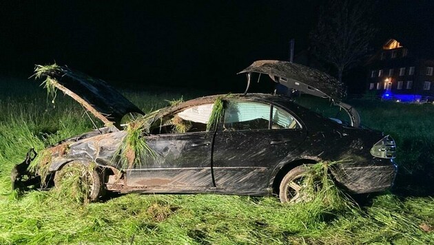 Der Wagen des Unfalllenkers überschlug sich mehrfach und blieb völlig zerstört in einer Wiese liegen. (Bild: Polizei Vorarlberg)