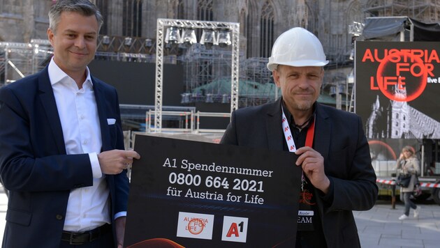 Gery Keszler und A1-Chef Thomas Arnolder am Wiener Stephansplatz (Bild: APA/HERBERT PFARRHOFER)