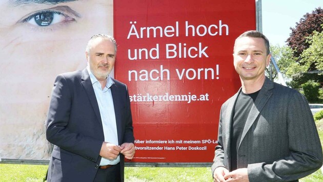Hans Peter Doskozil und Robert Hergovich vor dem Plakat. (Bild: Judt Reinhard)