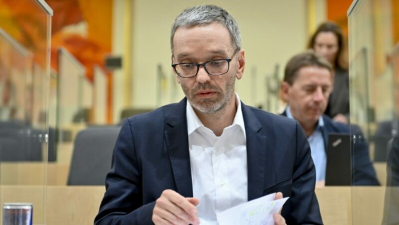 FPÖ-Klubobmann Herbert Kickl im Rahmen einer Sondersitzung des Nationalrates im Parlamentsausweichquartier in der Wiener Hofburg (Bild: APA/Herbert Neubauer)