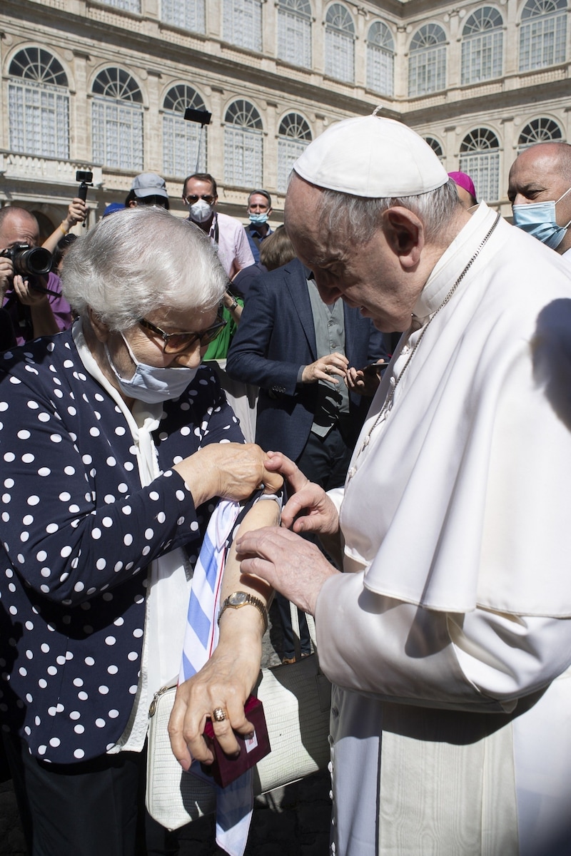 Die Auschwitz-Überlebende Lidia Maksymowicszby zeigt Papst Franziskus ihren Arm mit der tätowierten Nummer des Konzentrationslagers. (Bild: VATICAN MEDIA / AFP)