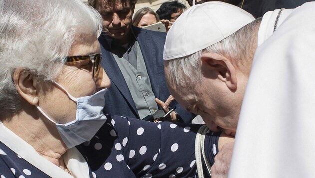Papst Franziskus küsst den Arm mit der tätowierten Nummer des Konzentrationslagers Auschwitz-Birkenau der Holocaust-Überlebenden Lidia Maksymowicszby. (Bild: VATICAN MEDIA / AFP)