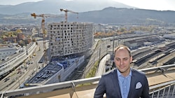 Investor Markus Schafferer vor dem Pema2-Turm (Bild: Christof Birbaumer)