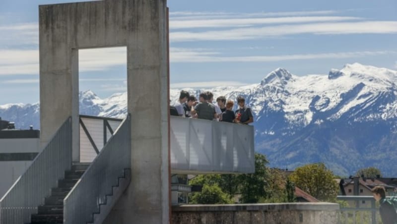 In Hallein genossen die Menschen die Sonnenstrahlen vor schneebedecktem Panorama. (Bild: Tschepp Markus)