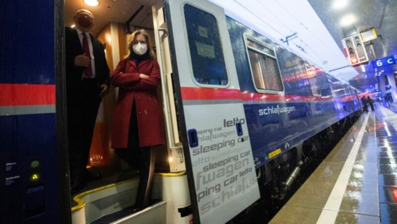 Klimaschutzministerin Leonore Gewessler (Grüne) und ÖBB-Vorstandschef Andreas Matthä im neuen Nightjet nach Amsterdam. (Bild: APA/GEORG HOCHMUTH)