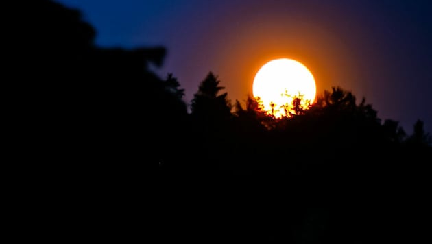 Leserreporter Manuel Wiedner hat uns dieses Foto vom Supermond zukommen lassen, der über Bärnbach aufgegangen ist. (Bild: Manuel Wiedner)