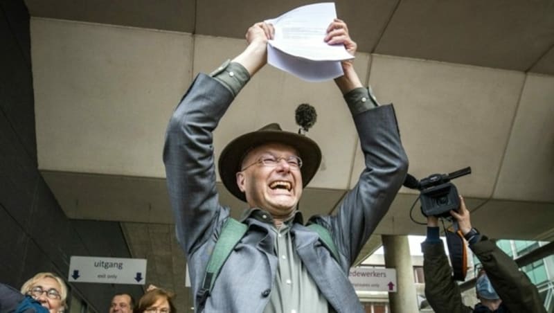 Donald Pols, Chef der Umweltorganisation Milieudefensie, feiert das wegweisende Urteil gegen Shell. (Bild: AFP)