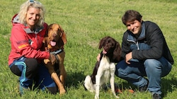 Suchhunde-Expertin Alexandra Grunow mit Bluthund Tao freut sich mit Besitzer Jörg Wresnik und Münsterländer Ilvy (Bild: Claudia Fischer)
