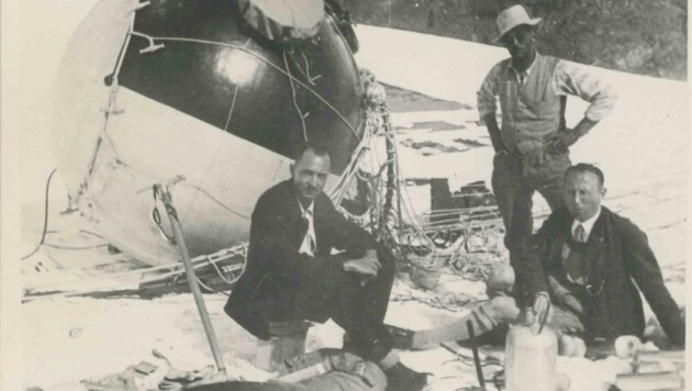Auguste Piccard (mit Hut) stieg mit Helfern zwei Tage nach der Notlandung zum Ort des Geschehens auf. (Bild: Ötztaler Museen)