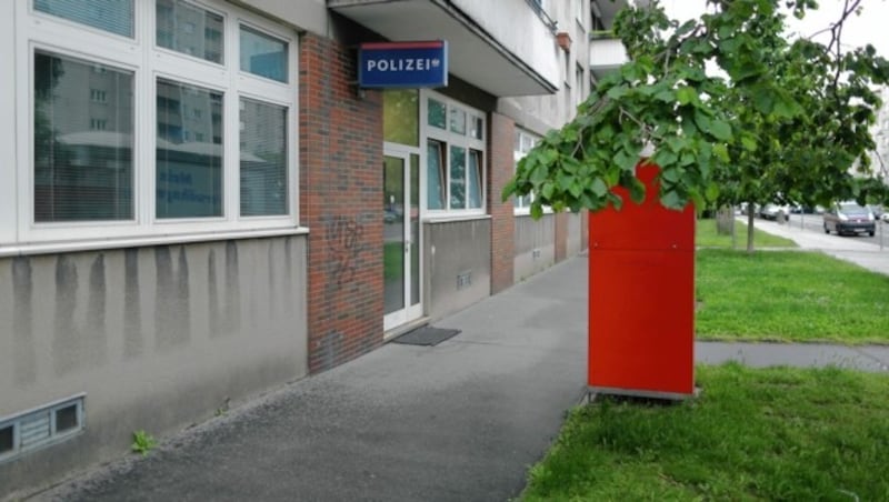 Vor dieser Polizeidienststelle in der Vorgartenstraße kam es zu der Prügelattacke auf den Beamten. (Bild: Gerhard Bartel)