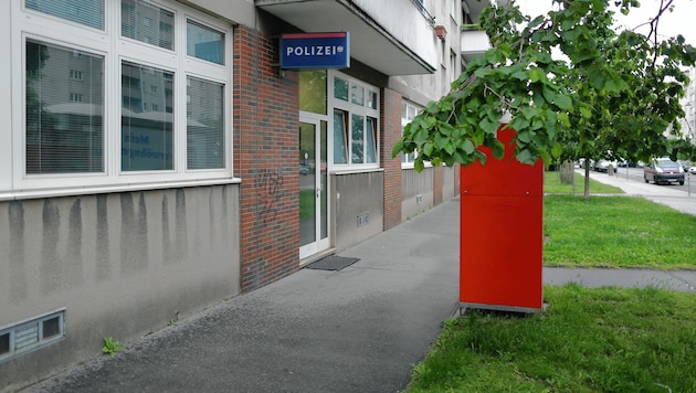 Vor dieser Polizeidienststelle in der Vorgartenstraße kam es zu der Prügelattacke auf den Beamten. (Bild: Gerhard Bartel)