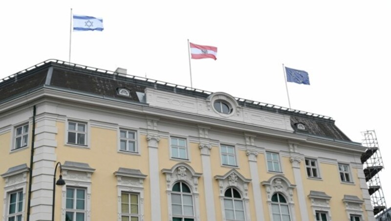 Das Bundeskanzleramt hisste wie das Außenministerium am 14. Mai 2021 die israelische Fahne als Zeichen der Solidarität. (Bild: APA/Helmut Fohringer)