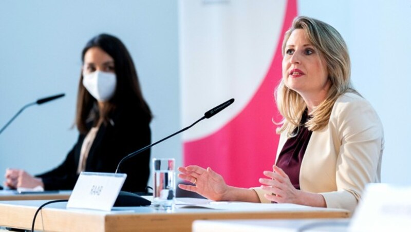 Direktorin der Dokumentationsstelle Lisa Fellhofer und Integrationsministerin Susanne Raab (ÖVP) bei der Präsentation der Studienergebnisse (Bild: APA/GEORG HOCHMUTH)