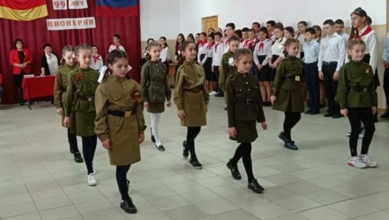 Kindergarten-Kinder in Südossetien - militärischer Drill gehört zum Alltag. (Bild: ZVG)